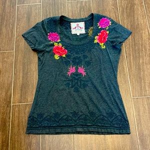 Johnny Was | Grey T-Shirt with embroidered roses